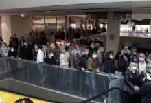 Photo of Serbia: Oamenii au format cozi în fața unui centru de vaccinare, după ce li s-au promis vouchere de cumpărături