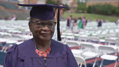 Photo of Strănepoții au însoțit-o la ceremonia de absolvire! O femeie care a luat diploma de licență la 78 de ani vrea să facă masteratul