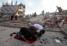 Photo of Imagini dezolante în Gaza după bombardamente. Musulmanii au sărbătorit încheierea Ramadanului, rugându-se printre ruine