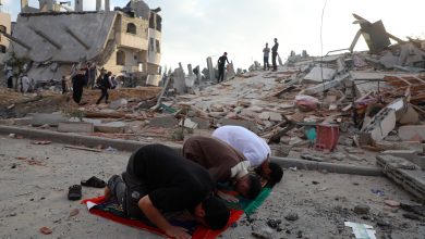 Photo of Imagini dezolante în Gaza după bombardamente. Musulmanii au sărbătorit încheierea Ramadanului, rugându-se printre ruine