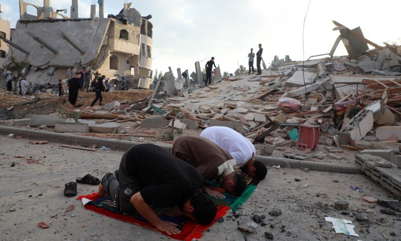 Photo of Imagini dezolante în Gaza după bombardamente. Musulmanii au sărbătorit încheierea Ramadanului, rugându-se printre ruine