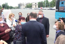 Photo of video | „Organizarea e la pământ”. Primarul Ceban, luat la rost de o femeie lângă punctele mobile de vaccinare