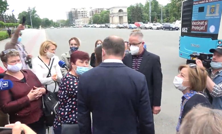 Photo of video | „Organizarea e la pământ”. Primarul Ceban, luat la rost de o femeie lângă punctele mobile de vaccinare