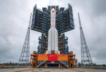 Photo of Rachetă chinezească, scăpată de sub control înainte de intrarea în atmosferă. Experți: Unele bucăți riscă să cadă și în regiuni locuite