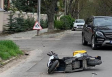 Photo of Chișinău: Un curier a fost doborât de un Mercedes la Buiucani după ce ar fi ignorat un indicator