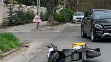 Photo of Chișinău: Un curier a fost doborât de un Mercedes la Buiucani după ce ar fi ignorat un indicator