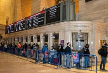 Photo of Rând la stația de metrou din Manhattan. Oamenii au așteptat să se vaccineze contra COVID-19 pentru a beneficia de călătorii gratuit