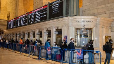 Photo of Rând la stația de metrou din Manhattan. Oamenii au așteptat să se vaccineze contra COVID-19 pentru a beneficia de călătorii gratuit