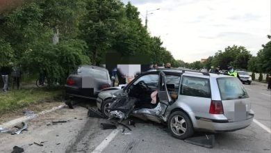 Photo of Ialoveni: Un BMW a intrat cu viteză într-un automobil cu patru persoane la bord. Un șofer și trei minori au ajuns la spital