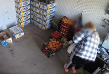 Photo of video | În timp ce aranja marfa, o vânzătoare a rămas fără 231.000 de lei. Suspecta, plasată în arest preventiv