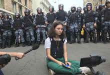 Photo of Rusia: Activista care le-a citit Constituția jandarmilor veniți să reprime proteste, condamnată la doi ani de „libertate limitată”