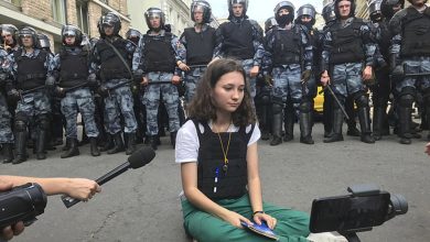 Photo of Rusia: Activista care le-a citit Constituția jandarmilor veniți să reprime proteste, condamnată la doi ani de „libertate limitată”