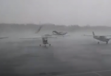 Photo of video | Scene de groază pe un aeroport! Momentul în care câteva avioane sunt ridicate de tornadă