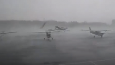 Photo of video | Scene de groază pe un aeroport! Momentul în care câteva avioane sunt ridicate de tornadă