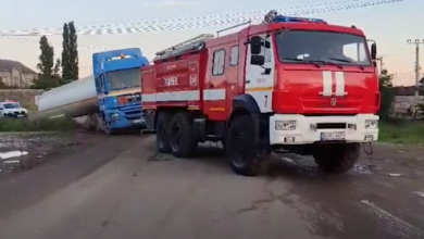 Photo of video | La un pas de tragedie? O autocisternă care transporta combustibil a derapat la Comrat