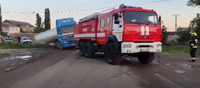 Photo of video | La un pas de tragedie? O autocisternă care transporta combustibil a derapat la Comrat