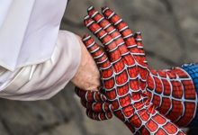 Photo of foto | Spiderman și-a făcut apariția la audiențele Papei de la Roma. Ce cadou i-a făcut liderului de la Vatican