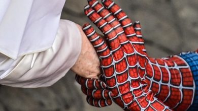 Photo of foto | Spiderman și-a făcut apariția la audiențele Papei de la Roma. Ce cadou i-a făcut liderului de la Vatican