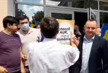 Photo of video | Au protestat și au lipit afișe AUR la sediul PSRM, după care au intonat imnul României acasă la Dodon