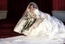 Photo of Curioșii o pot admira și examina de aproape. Rochia de mireasă a prințesei Diana, expusă pentru prima dată la Londra