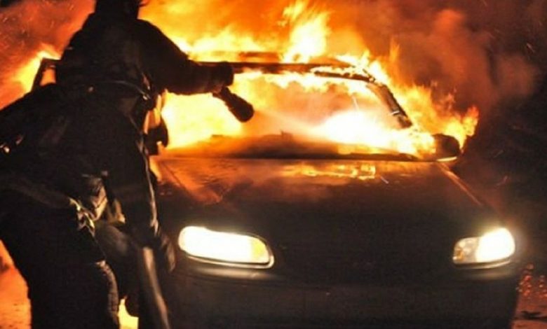 Photo of Noapte „fierbinte” la Botanica. Patru mașini au fost cuprinse de flăcări în curtea unui bloc