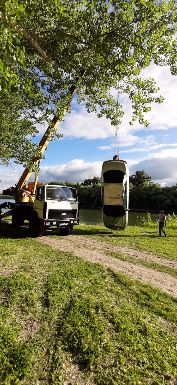 FOTO// Un bărbat și-a scufundat automobilul la o adâncime de opt metri din neatenție