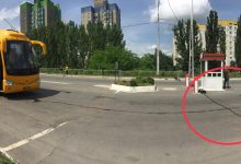 Photo of foto | Accesul autocarului AUR în Rîbnița, blocat de o bandă cu țepi. Chirtoacă: „Alegeri marca Rusia în secolul XXI”