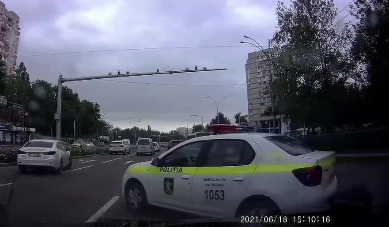 Photo of video | Ce amendă a primit polițistul care a încălcat regulile de circulație pe bulevardul Dacia din Chișinău