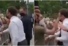Photo of video | Emmanuel Macron, lovit cu palma peste față în timpul unei vizite în sudul Franței. Două persoane, arestate