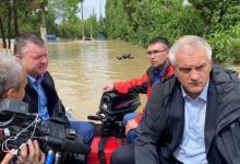 Photo of Inundații în Crimeea: Liderii ruși în barcă, dar salvatorii – în apă, în spatele lor