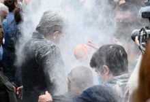 Photo of Încă un politician din Franța atacat. Liderul a fost acoperit cu făină în timpul unui marș: Sigur era pentru mine?