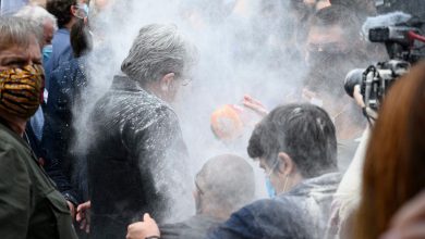 Photo of Încă un politician din Franța atacat. Liderul a fost acoperit cu făină în timpul unui marș: Sigur era pentru mine?