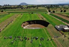 Photo of foto | „Surpriză” pentru o familie de mexicani. Peste noapte în fața casei lor a apărut un crater imens