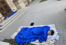Photo of video | Au dormit sub ușa SIS-ului. Reprezentanții AUR au înnoptat în corturi în fața instituției
