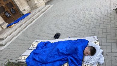 Photo of video | Au dormit sub ușa SIS-ului. Reprezentanții AUR au înnoptat în corturi în fața instituției