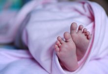 Photo of Un bebeluș a murit după ce a ingerat cocaina părinților. Aceștia ar mai fi fost acuzați de neglijență