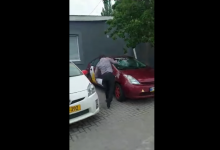 Photo of video | Conflict între doi agenți economici din Chișinău: Un avocat a spart parbrizurile câtorva mașini „în numele legii”
