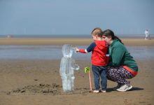 Photo of foto | 26 de sculpturi de gheață, amplasate pe o plajă din Anglia pentru a evidenția schimbările climatice