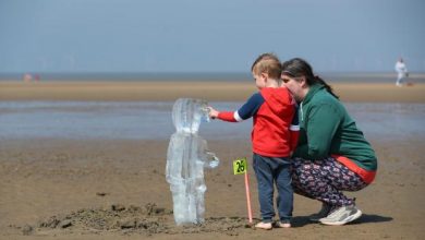 Photo of foto | 26 de sculpturi de gheață, amplasate pe o plajă din Anglia pentru a evidenția schimbările climatice