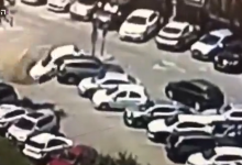 Photo of video | Mai multe mașini, „înghițite” de un crater uriaș apărut brusc într-o parcare din Ierusalim