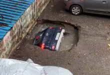 Photo of video | Drama unui șofer care a rămas fără mașină: Momentul în care vehiculul se prăbușește sub asfalt