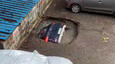 Photo of video | Drama unui șofer care a rămas fără mașină: Momentul în care vehiculul se prăbușește sub asfalt