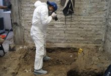 Photo of Un bătrân de 72 de ani s-a predat Poliției după un omor. Sub podeaua casei lui au fost găsite aproape 4000 de oase umane