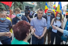 Photo of „Hoțul!, Hoțul!”. Prezență neașteptată la protestul de la CEC: Veceaslav Platon și-a făcut apariția printre manifestanți