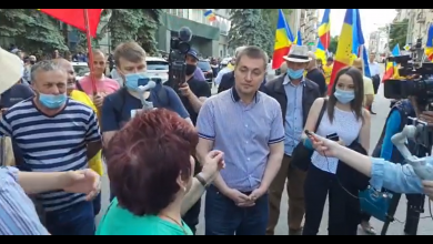 Photo of „Hoțul!, Hoțul!”. Prezență neașteptată la protestul de la CEC: Veceaslav Platon și-a făcut apariția printre manifestanți