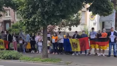 Photo of video | „Nu ne ignorați”. Zeci de moldoveni au protestat duminică la Consulatul de la Frankfurt