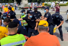 Photo of video | Altercații între unioniști și polițiști: În timpul marșului organizat de socialiști și comuniști, AUR a blocat traseul cu un tricolor imens