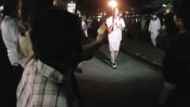 Photo of video | Arestată după ce… a vrut să stingă flacăra olimpică cu un pistol de apă. Motivul gestului unei nipone