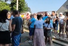 Photo of video | Zeci de oameni așteaptă să intre la secțiile de votare de la Varnița. Poliția a intervenit pe strada unde sunt amplasate