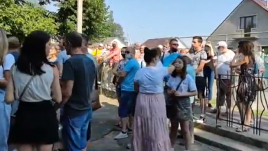 Photo of video | Zeci de oameni așteaptă să intre la secțiile de votare de la Varnița. Poliția a intervenit pe strada unde sunt amplasate